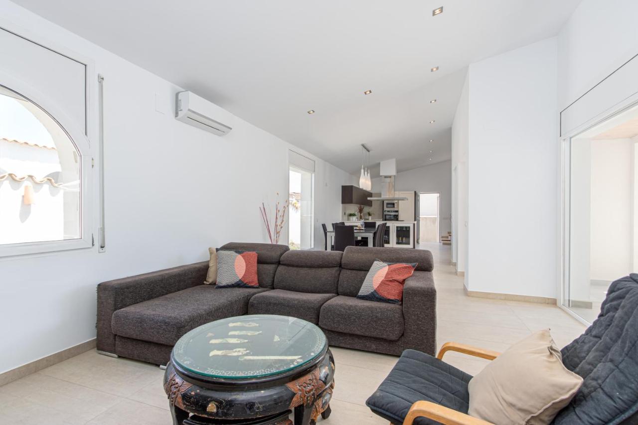 Goldhome - New House With Private Heated Pool, Parking, Wifi, Games Room Empuriabrava Esterno foto